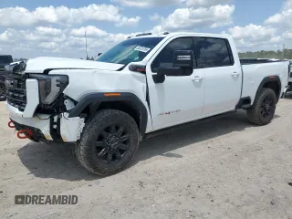 2024 GMC Sierra 2500HD AT4 z VIN 1GT49PEY9RF177784, wystawiony jako Copart lot #55325765 z przebiegiem 61 807 mil mil oraz Szkoda całkowita • Salvage title. Historia ofert i sprzedaży dostępna na DreamBid. Obrazek 1.