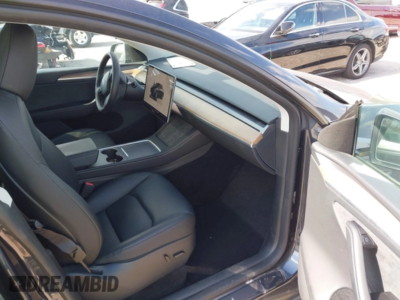 2024 Tesla Model Y Long Range z VIN 7SAYGDEE0RA263842, wystawiony jako IAAI lot #42106339 z przebiegiem 48 447 mil mil oraz . Historia ofert i sprzedaży dostępna na DreamBid. Obrazek 5.