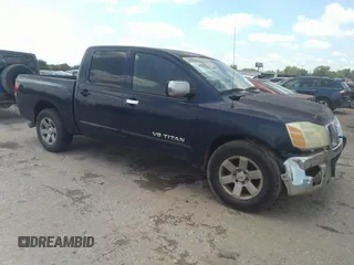 2007 Nissan Titan XE z VIN 1N6BA07A87N212093, wystawiony jako IAAI lot #42212607 z przebiegiem 199 404 mil mil oraz . Historia ofert i sprzedaży dostępna na DreamBid. Obrazek 1.