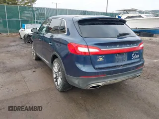 2017 Lincoln MKX Reserve z VIN 2LMPJ8LP2HBL45950, wystawiony jako IAAI lot #41179308 z przebiegiem 96 429 mil mil oraz . Historia ofert i sprzedaży dostępna na DreamBid. Obrazek 3.