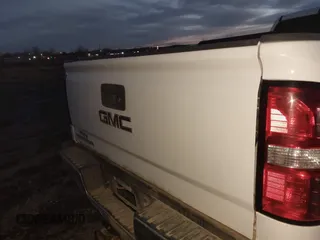 2018 GMC Sierra 2500HD z VIN 1GT12REY1JF180704, wystawiony jako IAAI lot #41157499 z przebiegiem 200 270 mil mil oraz . Historia ofert i sprzedaży dostępna na DreamBid. Obrazek 19.