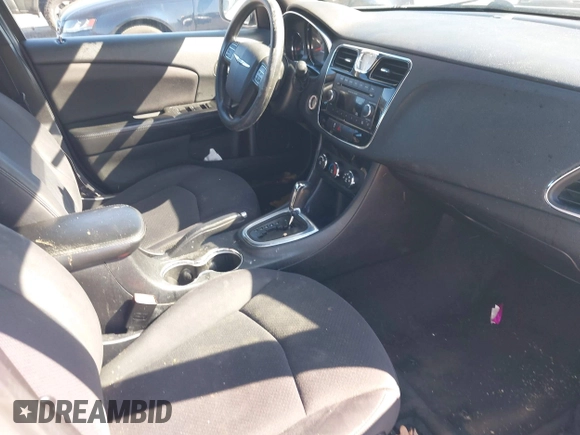 2014 Chrysler 200 LX z VIN 1C3CCBAB1EN146728, wystawiony jako IAAI lot #42081986 z przebiegiem 154 201 mil mil oraz . Historia ofert i sprzedaży dostępna na DreamBid. Obrazek 5.