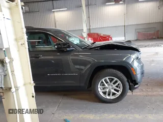 2025 Jeep Grand Cherokee Laredo z VIN 1C4RJKAG4S8631317, wystawiony jako IAAI lot #42141508 z przebiegiem 6 210 mil mil oraz . Historia ofert i sprzedaży dostępna na DreamBid. Obrazek 12.