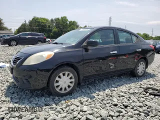 2012 Nissan Versa SV z VIN 3N1CN7AP4CL865907, wystawiony jako Copart lot #57678105 z przebiegiem 234 990 mil mil oraz Czysty tytuł • Clean title. Historia ofert i sprzedaży dostępna na DreamBid. Obrazek 1.