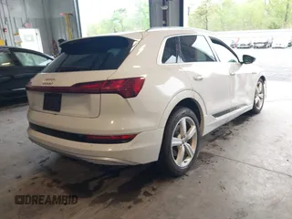 2019 Audi e-tron Premium Plus с VIN WA1LAAGE4KB023803, выставлен на аукционе IAAI как лот 42184693 с пробегом 30 746 миль миль и . История ставок и продаж доступна на DreamBid. Изображение 4.