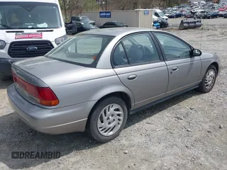 1999 Saturn SL z VIN 1G8ZK5275XZ165082, wystawiony jako IAAI lot #41939970 z przebiegiem 102 694 mil mil oraz . Historia ofert i sprzedaży dostępna na DreamBid. Obrazek 4.