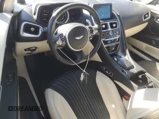 2017 Aston Martin DB11 z VIN SCFRMFAVXHGL01825, wystawiony jako Copart lot #45219355 z przebiegiem Nie podano mil oraz Szkoda całkowita • Salvage title. Historia ofert i sprzedaży dostępna na DreamBid. Obrazek 8.