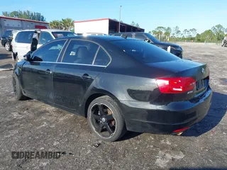 2011 Volkswagen Jetta SEL z VIN 3VWLX7AJ4BM335798, wystawiony jako IAAI lot #41664073 z przebiegiem 209 080 mil mil oraz . Historia ofert i sprzedaży dostępna na DreamBid. Obrazek 3.
