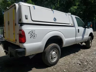 2013 Ford F-250 XL z VIN 1FTBF2B60DEA76430, wystawiony jako Copart lot #59548215 z przebiegiem 305 391 mil mil oraz Czysty tytuł • Clean title. Historia ofert i sprzedaży dostępna na DreamBid. Obrazek 3.