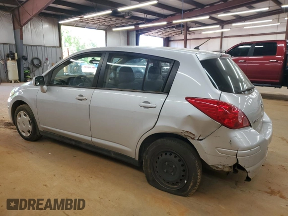 2009 Nissan Versa S z VIN 3N1BC13E19L388906, wystawiony jako Copart lot #53181175 z przebiegiem 52 493 mil mil oraz Szkoda całkowita • Salvage title. Historia ofert i sprzedaży dostępna na DreamBid. Obrazek 2.