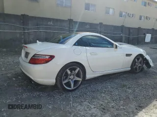 2015 Mercedes-Benz SLK-Class SLK 250 with VIN WDDPK4HA2FF107043, listed as a Copart auction lot 86132894 with 31,542 mi miles and Salvage Title. Bid and sale history available at carsss.com. Image 3.