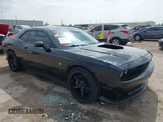 2016 Dodge Challenger R/T Scat Pack z VIN 2C3CDZFJ3GH334930, wystawiony jako IAAI lot #41872373 z przebiegiem 146 937 mil mil oraz . Historia ofert i sprzedaży dostępna na DreamBid. Obrazek 1.