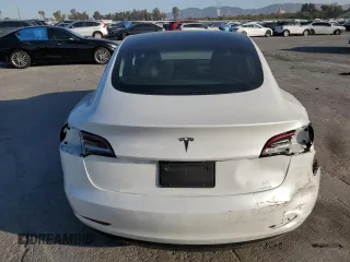 2021 Tesla Model 3 Standard Range Plus z VIN 5YJ3E1EA5MF018216, wystawiony jako Copart lot #52007385 z przebiegiem 49 711 mil mil oraz Szkoda całkowita • Salvage title. Historia ofert i sprzedaży dostępna na DreamBid. Obrazek 6.