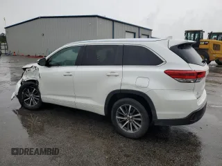 2018 Toyota Highlander SE z VIN 5TDKZRFH2JS265873, wystawiony jako Copart lot #56623075 z przebiegiem 202 427 mil mil oraz Szkoda całkowita • Salvage title. Historia ofert i sprzedaży dostępna na DreamBid. Obrazek 2.