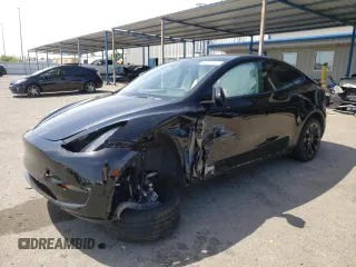 2023 Tesla Model Y Long Range z VIN 7SAYGAEE9PF888495, wystawiony jako Copart lot #55166765 z przebiegiem 28 746 mil mil oraz Szkoda całkowita • Salvage title. Historia ofert i sprzedaży dostępna na DreamBid. Obrazek 1.
