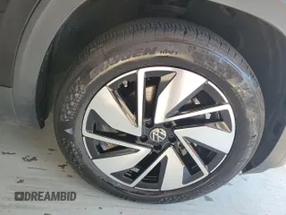 2024 Volkswagen Atlas SE z VIN 1V2HR2CA9RC554298, wystawiony jako IAAI lot #42851017 z przebiegiem 18 815 mil mil oraz . Historia ofert i sprzedaży dostępna na DreamBid. Obrazek 29.