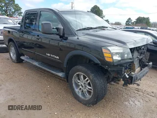 2011 Nissan Titan Pro-4X z VIN 1N6BA0EC0BN307793, wystawiony jako IAAI lot #41655565 z przebiegiem 116 050 mil mil oraz . Historia ofert i sprzedaży dostępna na DreamBid. Obrazek 1.