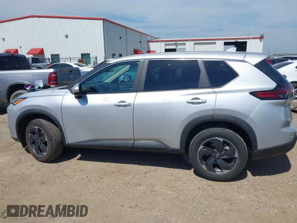 2024 Nissan Rogue SV z VIN 5N1BT3BA7RC681000, wystawiony jako IAAI lot #42275267 z przebiegiem 32 975 mil mil oraz . Historia ofert i sprzedaży dostępna na DreamBid. Obrazek 14.