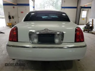 2002 Lincoln Town Car Executive z VIN 1LNHM81W92Y635551, wystawiony jako Copart lot #47803525 z przebiegiem Nie podano mil oraz Szkoda całkowita • Salvage title. Historia ofert i sprzedaży dostępna na DreamBid. Obrazek 6.