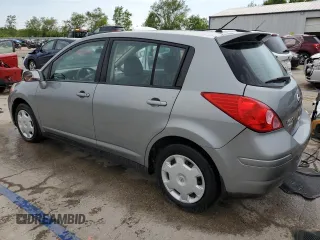 2009 Nissan Versa S z VIN 3N1BC13E59L355648, wystawiony jako Copart lot #57396955 z przebiegiem 67 768 mil mil oraz Szkoda całkowita • Salvage title. Historia ofert i sprzedaży dostępna na DreamBid. Obrazek 2.