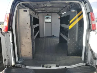 2022 Chevrolet Express Cargo z VIN 1GCWGAFP2N1291652, wystawiony jako Copart lot #63129415 z przebiegiem 51 110 mil mil oraz Szkoda całkowita • Salvage title. Historia ofert i sprzedaży dostępna na DreamBid. Obrazek 10.