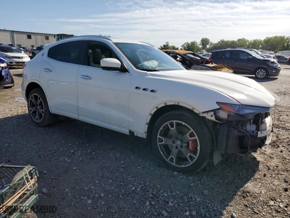 2017 Maserati Levante S with VIN ZN661YUS4HX196060, listed as a Copart auction lot 67406744 with 71,129 mi miles and Salvage Title. Bid and sale history available at carsss.com. Image 4.