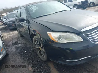 2014 Chrysler 200 Touring z VIN 1C3CCBBGXEN159522, wystawiony jako IAAI lot #41582054 z przebiegiem 191 112 mil mil oraz . Historia ofert i sprzedaży dostępna na DreamBid. Obrazek 1.