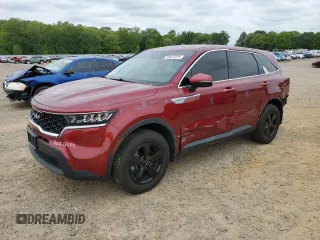 2022 Kia Sorento LX z VIN 5XYRGDLC0NG098996, wystawiony jako Copart lot #53841315 z przebiegiem 51 379 mil mil oraz Szkoda całkowita • Salvage title. Historia ofert i sprzedaży dostępna na DreamBid. Obrazek 1.