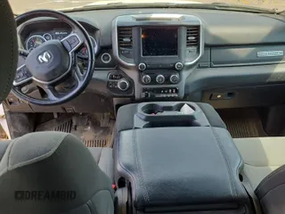 2021 Ram 1500 Big Horn z VIN 1C6SRFMT1MN714659, wystawiony jako IAAI lot #42521058 z przebiegiem 126 678 mil mil oraz . Historia ofert i sprzedaży dostępna na DreamBid. Obrazek 17.