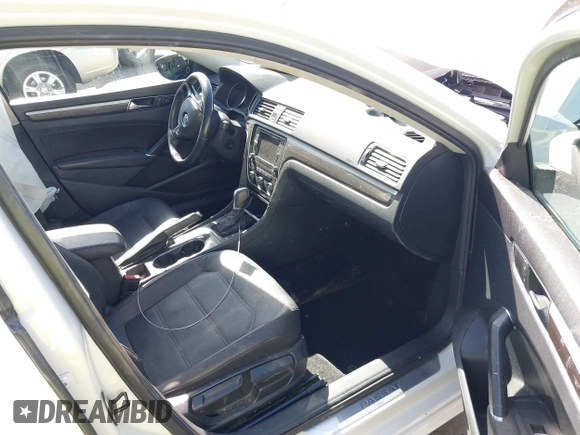 2017 Volkswagen Passat SE z VIN 1VWGT7A30HC053652, wystawiony jako IAAI lot #41882003 z przebiegiem 45 113 mil mil oraz . Historia ofert i sprzedaży dostępna na DreamBid. Obrazek 5.