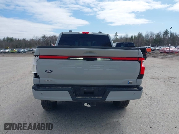 2024 Ford F-150 Lightning Lariat z VIN 1FT6W5L73RWG16719, wystawiony jako IAAI lot #41889644 z przebiegiem 5 031 mil mil oraz . Historia ofert i sprzedaży dostępna na DreamBid. Obrazek 16.