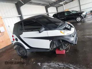 2014 Smart fortwo Pure z VIN WMEEJ3BA4EK737709, wystawiony jako IAAI lot #42105265 z przebiegiem 23 970 mil mil oraz . Historia ofert i sprzedaży dostępna na DreamBid. Obrazek 14.