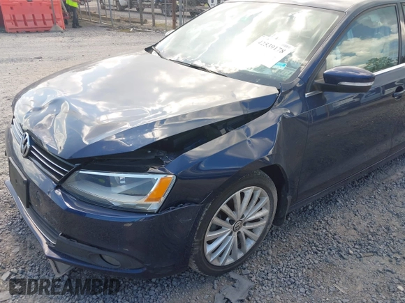 2014 Volkswagen Jetta TDI w/Premium/Nav with VIN 3VWLL7AJ3EM381929, listed as a IAAI auction lot 42539178 with 101,851 mi miles and . Bid and sale history available at DreamBid. Image 6.
