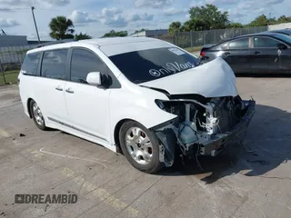 2015 Toyota Sienna SE with VIN 5TDXK3DC4FS678965, listed as a IAAI auction lot 40817635 with 147,027 mi miles. Bid and sale history available at carsss.com. Image 1.