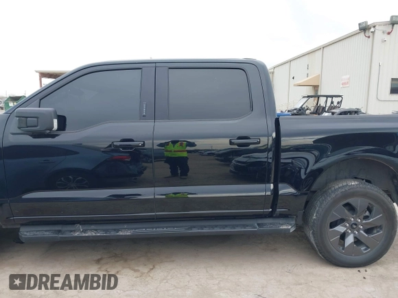 2023 Ford F-150 Lightning Pro z VIN 1FTVW1ELXPWG55836, wystawiony jako IAAI lot #41328873 z przebiegiem 6 742 mil mil oraz . Historia ofert i sprzedaży dostępna na DreamBid. Obrazek 15.