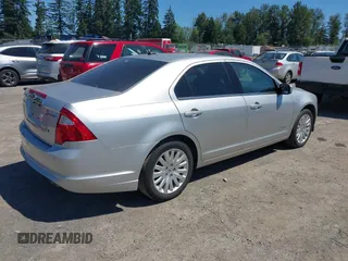 2012 Ford Fusion Hybrid z VIN 3FADP0L3XCR380817, wystawiony jako IAAI lot #42755712 z przebiegiem 81 220 mil mil oraz . Historia ofert i sprzedaży dostępna na DreamBid. Obrazek 4.
