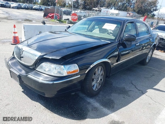2005 Lincoln Town Car Signature Limited with VIN 1LNHM82W35Y636746, listed as a IAAI auction lot 41801075 with 1 mi miles. Bid and sale history available at carsss.com. Image 2.