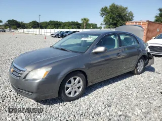 2007 Toyota Avalon XL z VIN 4T1BK36B17U235308, wystawiony jako Copart lot #56838025 z przebiegiem 101 681 mil mil oraz Szkody całkowita. Historia ofert i sprzedaży dostępna na DreamBid. Obrazek 1.
