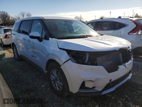 2024 Kia Carnival LX with VIN KNDNB4H32R6432704, listed as a Copart auction lot 84153374 with 9,137 mi miles and Salvage Title. Bid and sale history available at carsss.com. Image 4.