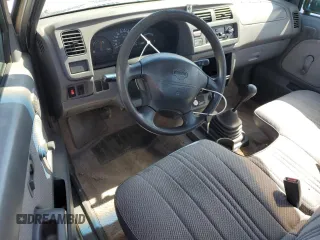 1998 Nissan Frontier XE z VIN 1N6DD21S8WC342950, wystawiony jako Copart lot #42089915 z przebiegiem Nie podano mil oraz Szkoda całkowita • Salvage title. Historia ofert i sprzedaży dostępna na DreamBid. Obrazek 8.