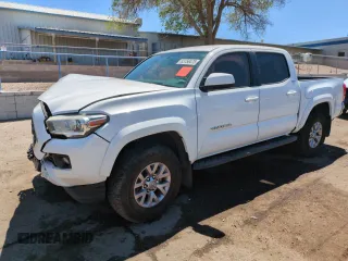 2017 Toyota Tacoma SR5 z VIN 5TFAZ5CN5HX048708, wystawiony jako Copart lot #53750475 z przebiegiem 104 861 mil mil oraz Szkody całkowita. Historia ofert i sprzedaży dostępna na DreamBid. Obrazek 1.