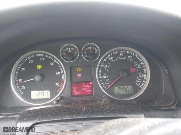 2002 Volkswagen Passat GLX with VIN WVWYH63BX2E208839, listed as a IAAI auction lot 42018138 with 192,648 mi miles. Bid and sale history available at carsss.com. Image 7.