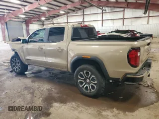 2024 GMC Canyon 4WD AT4 z VIN 1GTP6DEK7R1130962, wystawiony jako Copart lot #77139454 z przebiegiem 3236 mil mil oraz Szkody całkowita. Historia ofert i sprzedaży dostępna na DreamBid. Obrazek 2.