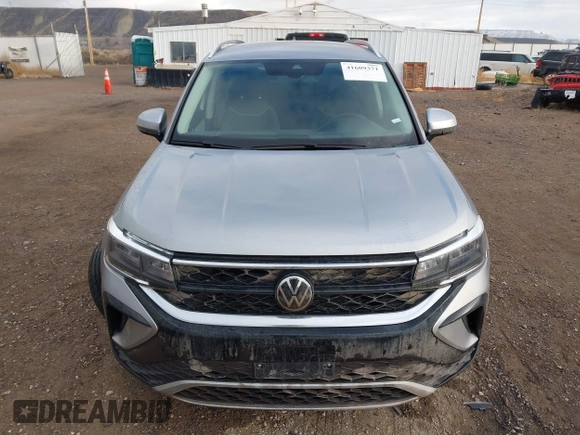 2024 Volkswagen Taos SE z VIN 3VVSX7B23RM047661, wystawiony jako IAAI lot #41609371 z przebiegiem 16 038 mil mil oraz . Historia ofert i sprzedaży dostępna na DreamBid. Obrazek 11.