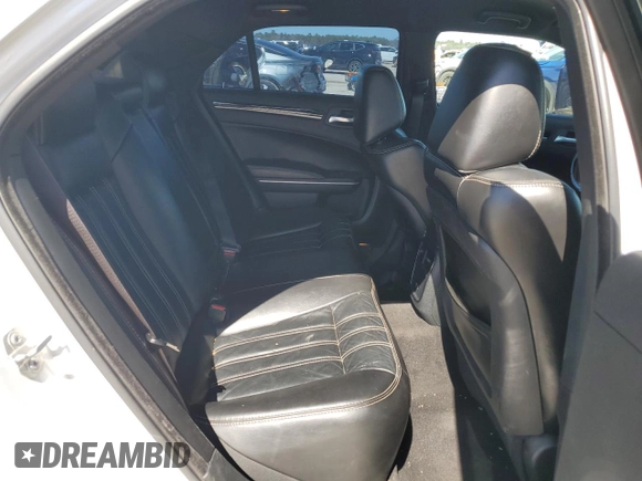 2019 Chrysler 300 S z VIN 2C3CCABG1KH654061, wystawiony jako Copart lot #47137005 z przebiegiem 109 896 mil mil oraz Szkoda całkowita • Salvage title. Historia ofert i sprzedaży dostępna na DreamBid. Obrazek 10.