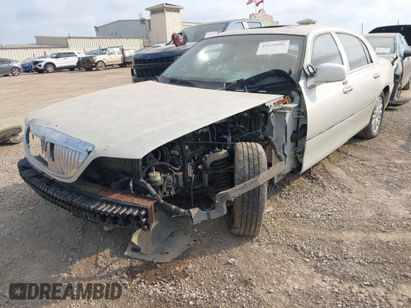 2004 Lincoln Town Car Ultimate z VIN 1LNHM83W44Y661605, wystawiony jako IAAI lot #42272891 z przebiegiem Nie podano mil oraz . Historia ofert i sprzedaży dostępna na DreamBid. Obrazek 2.