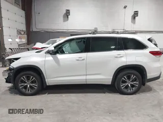 2018 Toyota Highlander LE z VIN 5TDZZRFH5JS250363, wystawiony jako IAAI lot #42049313 z przebiegiem 97 243 mil mil oraz . Historia ofert i sprzedaży dostępna na DreamBid. Obrazek 15.