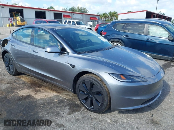 2025 Tesla Model 3 Long Range z VIN 5YJ3E1EA7SF892239, wystawiony jako IAAI lot #42068918 z przebiegiem 17 mil mil oraz . Historia ofert i sprzedaży dostępna na DreamBid. Obrazek 1.