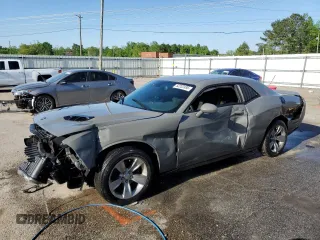 2019 Dodge Challenger SXT z VIN 2C3CDZAG2KH524724, wystawiony jako Copart lot #52202495 z przebiegiem 125 667 mil mil oraz Szkody całkowita. Historia ofert i sprzedaży dostępna na DreamBid. Obrazek 1.