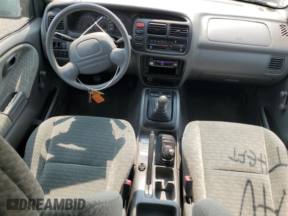 2003 Suzuki Vitara JLX z VIN 2S3TD52V136101732, wystawiony jako Copart lot #58477845 z przebiegiem 105 628 mil mil oraz Czysty tytuł • Clean title. Historia ofert i sprzedaży dostępna na DreamBid. Obrazek 8.